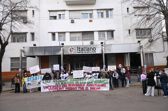 El 31 de julio pasado, familiares de pacientes que murieron presuntamente por el uso de fentanilo reclamaron justicia frente al Hospital Italiano de La Plata