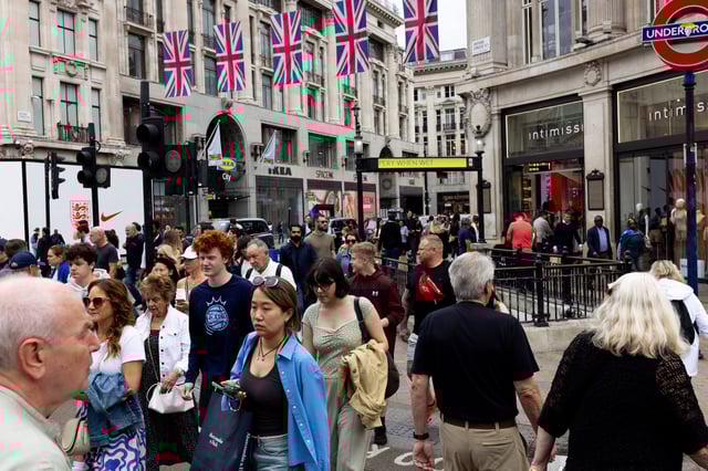 People and shoppers make their way over a crossing on Oxford Circus in London, Britain July 31, 2025. REUTERS/Jack Taylor/File Photo