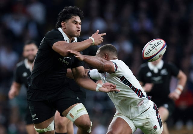 Rugby Union - Autumn International - England v New Zealand - Allianz Stadium Twickenham, London, Britain - November 2, 2024 New Zealand's Wallace Sititi in action with England's Ollie Lawrence Action Images via Reuters/Paul Childs/File Photo
