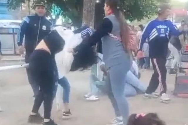 Una violenta pelea entre mujeres dejó siete heridas en la fiesta del Día de las Infancias (Captura de video)