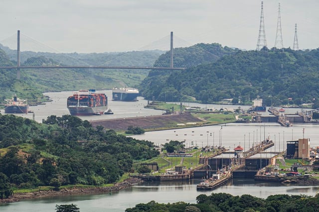 Un buque de carga navega por el Canal de Panamá, visto desde el Cerro Ancón en la ciudad de Panamá, el martes 29 de julio de 2025. (AP Foto/Matías Delacroix)