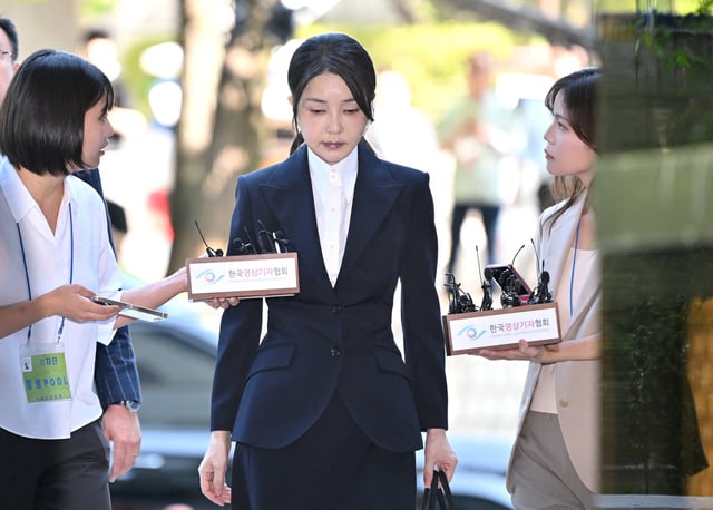 South Korea's former first lady Kim Keon Hee, wife of impeached former president Yoon Suk Yeol, arrives at a court to attend a hearing to review her arrest warrant requested by special prosecutors at the Seoul Central District Court, in Seoul, South Korea August 12, 2025.     JUNG YEON-JE/Pool via REUTERS