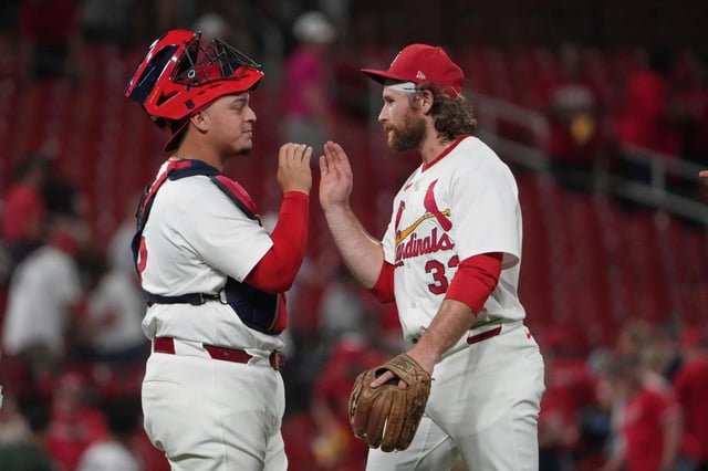 Brendan Donovan celebra con el venezolano Yohel Pozo de los Cardenales de San Luis la victoria ante los Rockies de Colorado el lunes 11 de agosto del 2025. (AP Foto/Jeff Roberson)