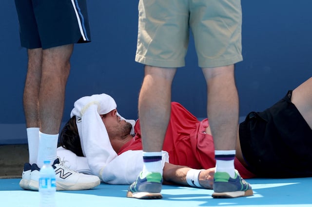Arthur Rinderknech, desmayado en el piso en su encuentro contra Felix Auger-Aliassime  (Photo by MATTHEW STOCKMAN / GETTY IMAGES NORTH AMERICA / Getty Images via AFP)