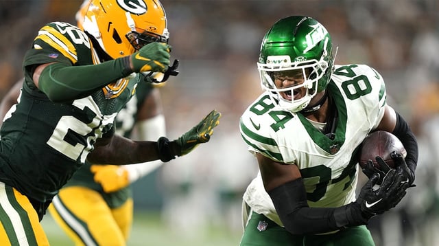Aug 9, 2025; Green Bay, Wisconsin, USA; New York Jets tight end Stone Smartt (84) runs the ball for a touchdown against Green Bay Packers linebacker Isaiah Simmons (28) during the second half at Lambeau Field. Mandatory Credit: Kayla Wolf-Imagn Images.