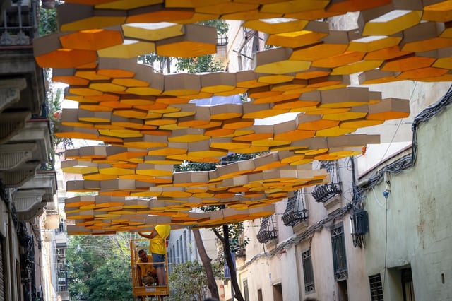 Cuenta atrás para las Fiestas de Gràcia: los vecinos ultiman la decoración en plena ola de calor