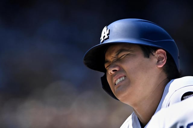 Shohei Ohtani de los Dodgers de Los Ángeles reacciona tras quitarse la protección tras batear un sencillo en la sexta entrada ante los Azulejos de Toronto el domingo 10 de agosto del 2025. (AP Foto/Wally Skalij)