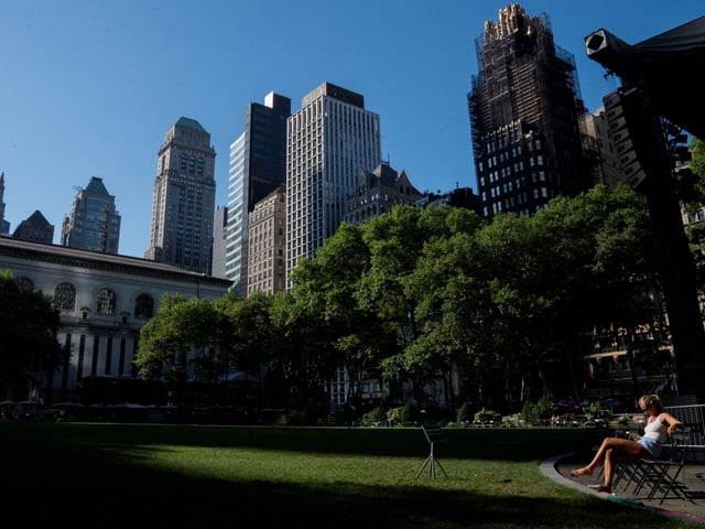AME9185. NUEVA YORK (ESTADOS UNIDOS), 11/08/2025.- Una mujer toma sol este lunes, en la plaza del Bryant Park de Nueva York (Estados Unidos). EFE/ Angel Colmenares