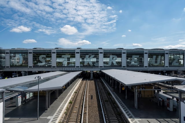 Nach einem mutmaßlichem Angriff auf zwei Menschen am Berliner Bahnhof Ostkreuz ermittelt der polizeiliche Staatsschutz.
