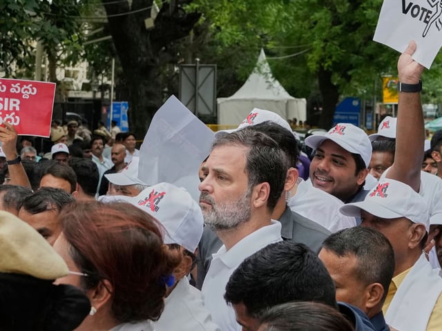 Der Vorsitzende der indischen Kongresspartei und Oppositionsführer Rahul Gandhi (M) und Abgeordnete anderer Parteien werden von der Polizei aufgehalten, als sie gegen eine umstrittene Änderung des Wählerverzeichnisses in einem der ärmsten Bundesstaaten des Landes protestieren, in dem im November wichtige Wahlen anstehen.
