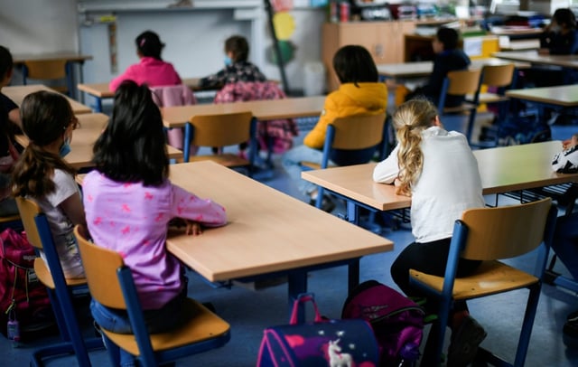 Geflüchtete lernen laut einer Studie am besten Deutsch, wenn sie möglichst schnell in eine Regelklasse kommen und nicht zunächst eine Willkommensklasse besuchen. Das geht aus einer Untersuchung der Martin-Luther-Universität Halle-Wittenberg (MLU) hervor.