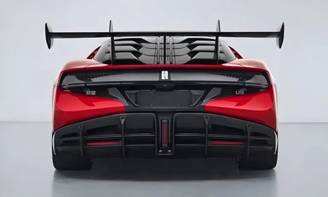 Erste Bilder zeigen ein maßvoll verändertes Hypercar, dessen rote Lackierung und nochmals massiverer Heckflügel im Stile eines GT3-Sportwagens zuerst ins Auge stechen.