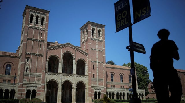 Eine Person geht an der Royce Hall der University of California Los Angeles (UCLA) vorbei.