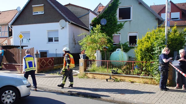 Ein Mann warf zwei Brandsätze in ein Haus in Nidderau, die Polizei ermittelt wegen versuchter Tötung.