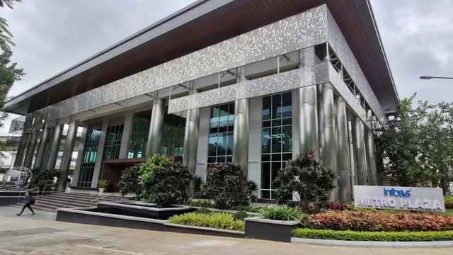 Located near Electronics City, the station stands out for its world-class architecture, clean finishes, and commuter-friendly layout.