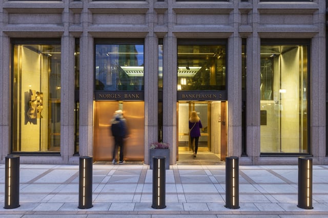Visitors enter the headquarters of the Norges Bank, Norway's central bank, in Oslo, Norway, on Tuesday, October 17, 2023.