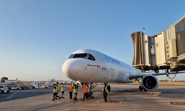 El avión que cubre la ruta València-Canadá