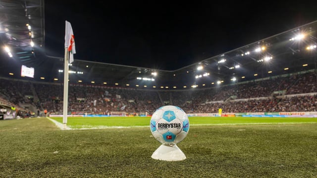 Der Spielball der Bundesligen liegt auf einem Hütchen