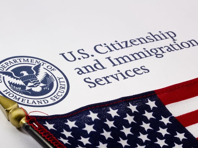 Servicio de Ciudadanía e Inmigración de EE.UU. (USCIS)pasaporte green card DHS. Foto: Shutterstock