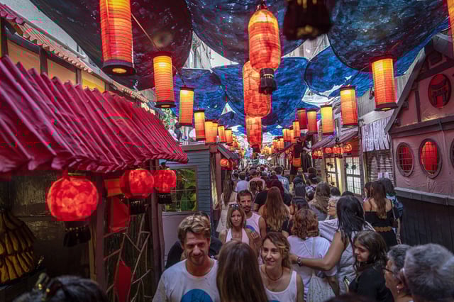 La calle Mozart fue la calle mejor decorada de la fiesta mayor de Gràcia en 2024.