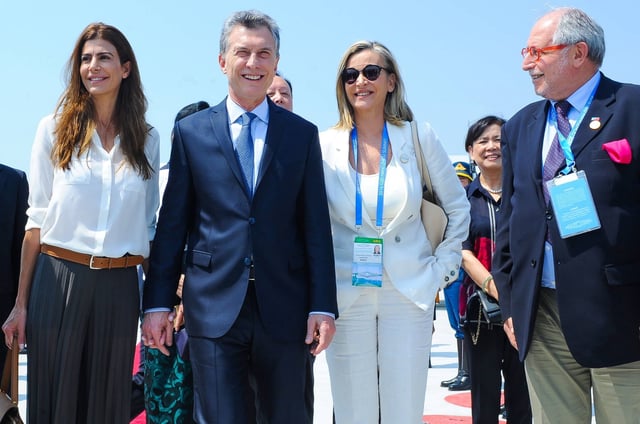 ARCHIVO.- Diego Guelar, cuando recibió en China al entonces presidente Mauricio Macri junto a su pareja, Juliana Awada