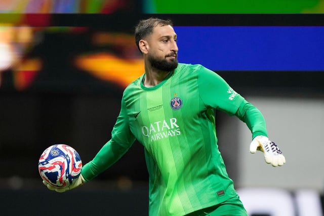 ARCHIVO - El arquero Gianluigi Donnarumma del Paris Saint-Germain saca el balón en el duelo contra el Inter Miami en los octavos de final del Mundial de Clubes, el 29 de junio de 2025, en Atlanta. (AP Foto/Brynn Anderson)