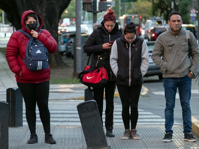 En medio del avance de un frente frío el centro país la Ciudad Buenos Aires registró esta mañana una mínima 7.9 grados y batió récord temperatura para febrero que databa 1961 según informó hoy Servicio Meteorológico Nacional (SMN). Foto CARLOS-BRIGO - FTP CLARIN un-frente-fro-lleg-a-al_950855.jpg Z Profetico