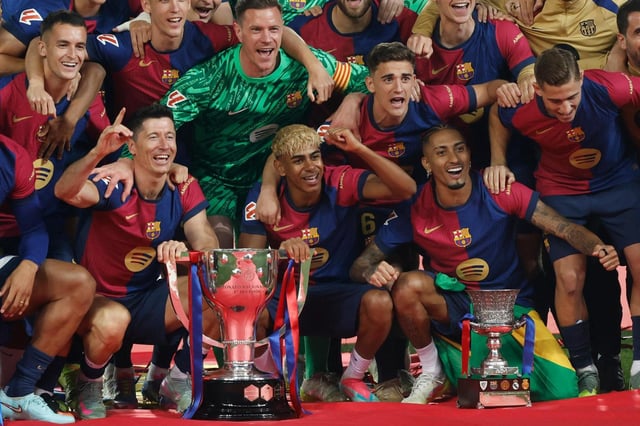 Los jugadores del Barcelona celebran la conquista del título de La Liga de España, el domingo 18 de mayo de 2025, en Barcelona. (AP Foto/Joan Monfort)