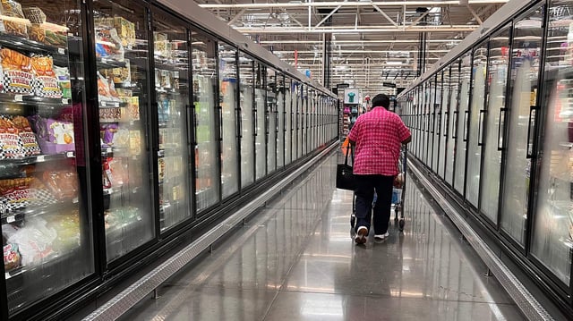 Eine Frau geht durch einen Gang eines Supermarkts in Houston (Texas, USA).