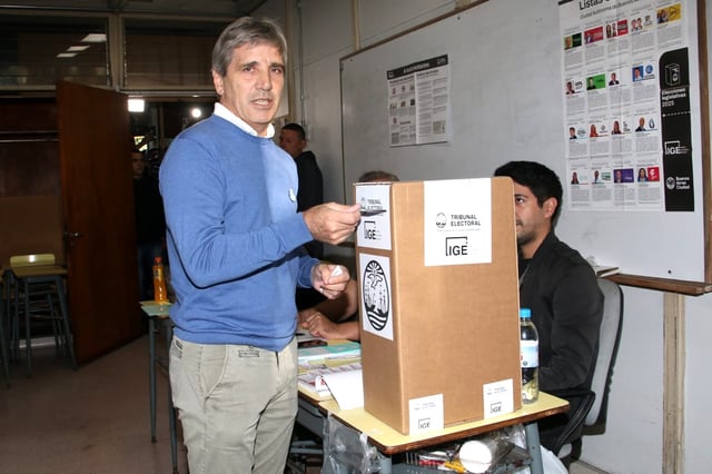 El ministro de Economía, Luis Caputo, votó en las elecciones legislativas de la Ciudad de Buenos Aires, el 18 de mayo pasado