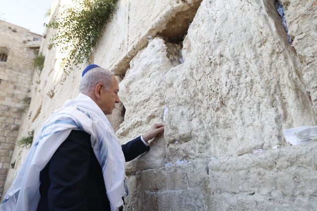 Un grafiti con la leyenda &#34;Hay un Holocausto en Gaza&#34; apareció en el Muro de los Lamentos