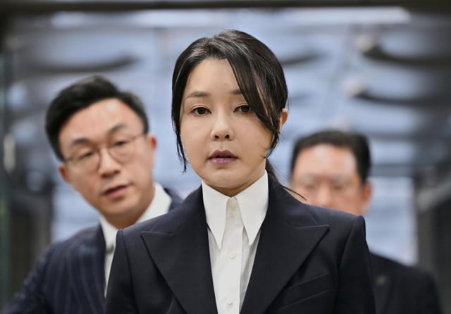 La ex primera dama de Corea del Sur, Kim Keon Hee, esposa del expresidente destituido Yoon Suk Yeol, llega a un tribunal para asistir a una audiencia para revisar su orden de arresto solicitada por fiscales especiales, en Seúl, Corea del Sur, el martes 12 de agosto de 2025. (Jung Yeon-je/Pool Foto vía AP)