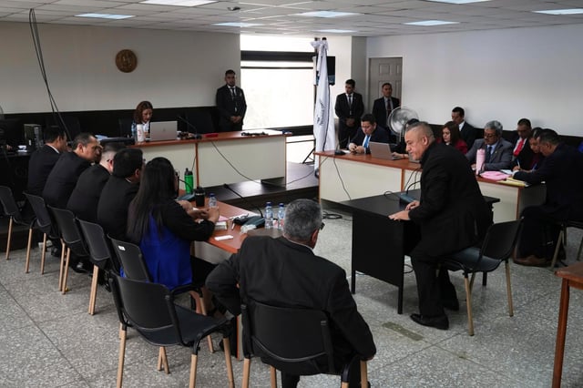 Carlos Rodas, una de las siete personas acusadas de ser responsables de un incendio en una instalación gubernamental para niñas en riesgo que mató a 41 niñas en 2017, se pone de pie después de hablar durante el juicio en un tribunal en la Ciudad de Guatemala, el martes 12 de agosto de 2025. (AP Foto/Moisés Castillo)