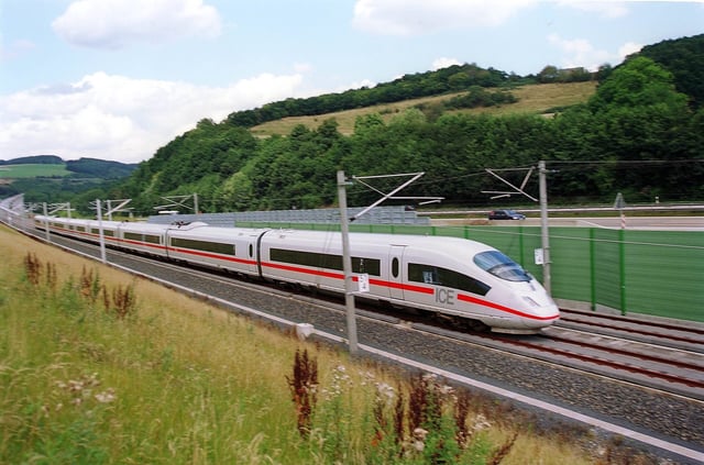 Ein ICE 3 der Deutsche Bahn AG bei einer Fahrt auf der neuen Hochgeschwindigkeitsstrecke Köln-Frankfurt.