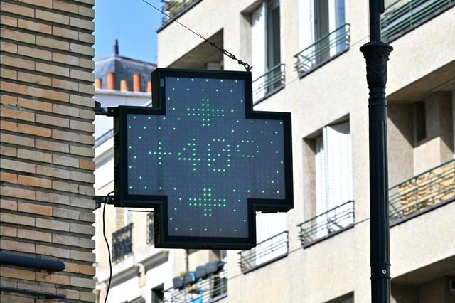 L’enseigne d’une pharmacie indiquant une température de 40 degrés Celsius dans le centre de Paris, le 12 août 2025.
