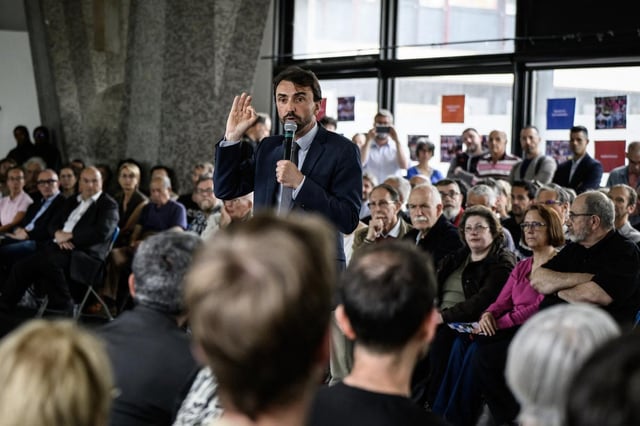 Le maire de Lyon, Grégory Doucet, le 26 mai 2025, lors d’une réunion publique dans un quartier de la ville.