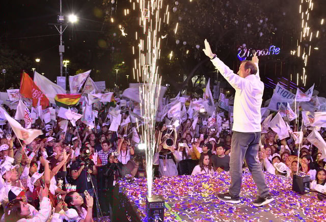 El expresidente y candidato derechista Jorge &#39;Tuto&#39; Quiroga, en el cierre de su campaña electoral este lunes, en Cochabamba