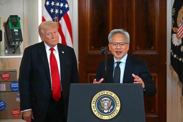 El CEO de Nvidia, Jen-Hsun Huang, junto al presidente de Estados Unidos, Donald Trump, en abril de 2025; en agosto Nvidia anunció que transferirá el 15 por ciento de las ganancias de sus ventas a China al gobierno estadounidense (Jim Watson/ AFP)
