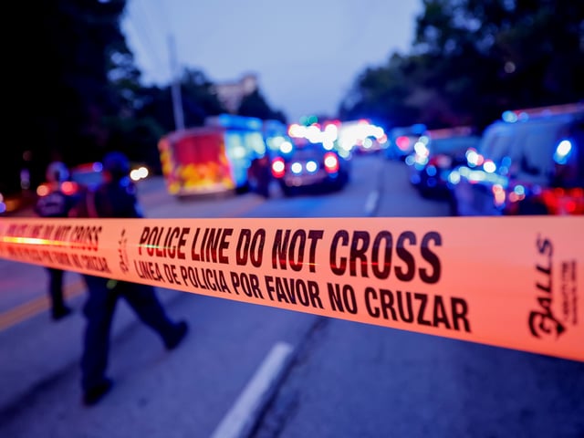 ATLANTA (United States), 08/08/2025.- Police and emergency personnel respond to the scene of an 'active shooter' situation near Emory University and the Centers for Disease Control and Prevention in Atlanta, Georgia, USA, 08 August 2025. One DeKalb County law enforcement officer was killed, and the suspect is dead, according to police officials. EFE/EPA/ERIK S. LESSER