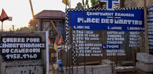 Le "mur des martyrs" du village de Bahouan, au Cameroun, rendant hommage aux victimes de la "Guerre pour l'indépendance du Cameroun", le 25 janvier 2025