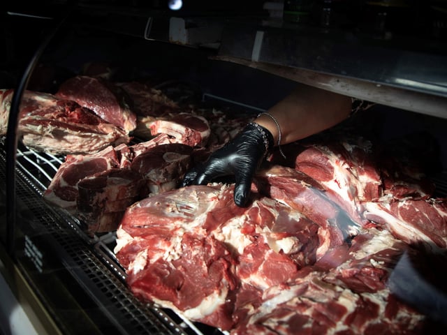 (250722) -- BUENOS AIRES, 22 julio, 2025 (Xinhua) -- Una trabajadora acomoda una pieza de carne vacuna en una carnicería, en la ciudad de Buenos Aires, capital de Argentina, el 22 de julio de 2025. El consumo de carne vacuna por habitante en Argentina registró un aumento de 5,2 por ciento interanual en junio, mostrando una fuerte recuperación tras los niveles mínimos en décadas alcanzados en 2024, informó el lunes la Cámara de la Industria y Comercio de Carnes y Derivados del país. (Xinhua/Martín Zabala) (mz) (jg) (ra) (ce)