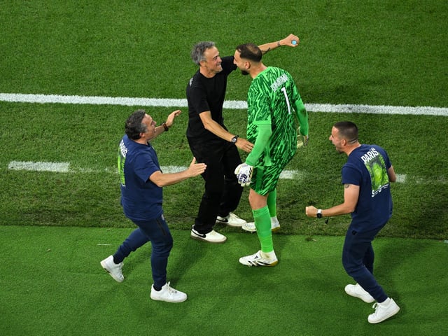 Tiempos felices. Luis Enrique y Gianluigi Donnarumma se abrazan al ganar la Champions League por primera vez para el Paris Saint Germain. Foto: REUTERS/Annegret Hilse