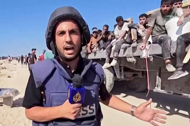Esta imagen sin fecha de un vídeo proporcionado por Al-Jazeera muestra al corresponsal en lengua árabe de la cadena en Gaza, Anas al-Sharif, informando en Gaza. (Al Jazeera via AP)