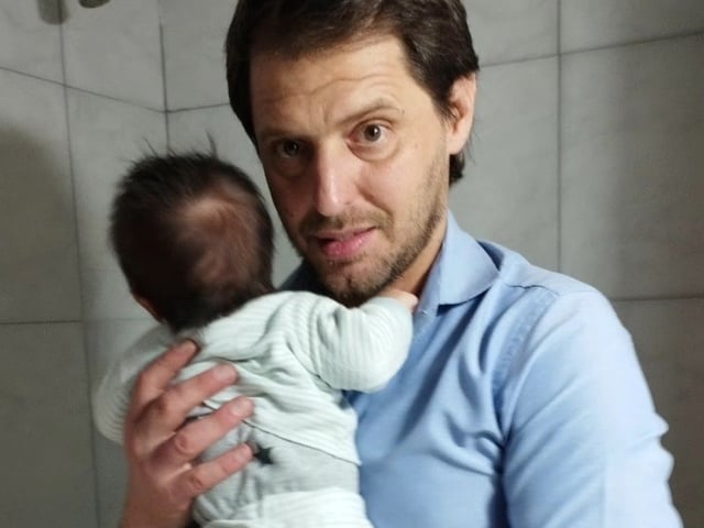 Mariano Barbieri, junto a su pequeño hijo, en una foto que compartió su esposa para despedirlo en las redes sociales.