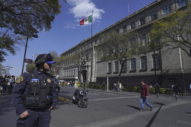 ARCHIVO - Un policía custodia el edificio de la Suprema Corte de Justicia de la Ciudad de México, el 23 de enero de 2023. (Foto AP/Marco Ugarte, Archivo)
