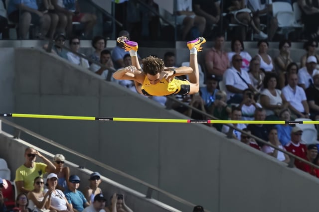 Armand Duplantis, mágico, en las alturas: consiguió pasar 6,29 metros en Budapest y, a los 25 años, fijó por 13ª vez el récord mundial de salto con garrocha.