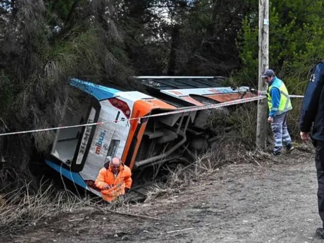 Volcó un micro en Bariloche: el conductor se desmayó.