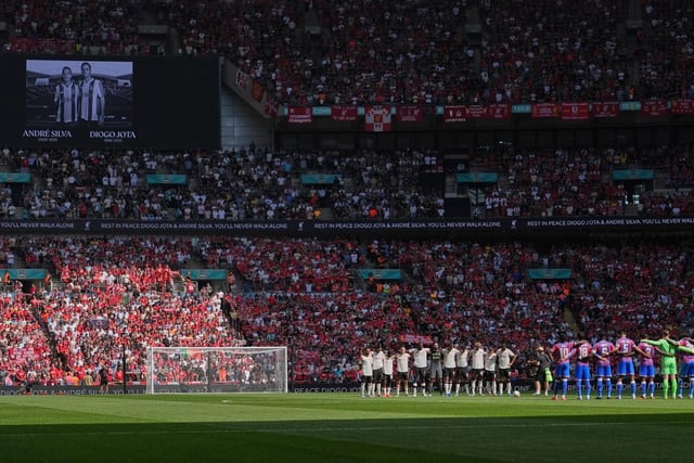 Los jugadores del Liverpool y del Crystal Palace guardan un minuto de silencio en memoria de Diogo Jota y André Silva antes del duelo por el Community Shield en Londres, el domingo 10 de agosto de 2025. (AP Foto/Dave Shopland)