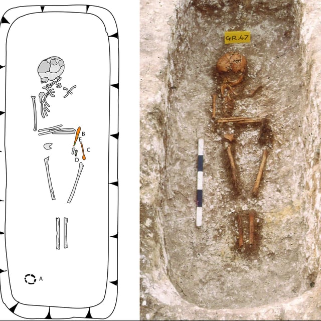 Photograph of an excavated human grave with a skeleton in the middle; on the left, a line drawing of the grave and skeleton