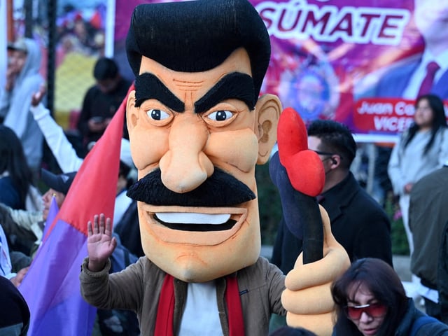 A supporter wears a mask depicting Bolivian presidential candidate Manfred Reyes Villa from the "Sumate" party during his closing campaign rally, in La Paz, Bolivia August 11, 2025. REUTERS/Claudia Morales     TPX IMAGES OF THE DAY